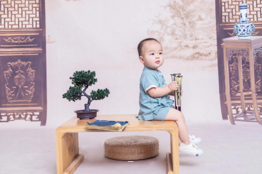 祁东宝宝边吃奶边挣扎烦躁